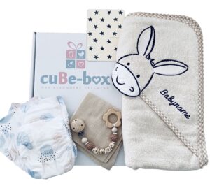geschenkbox baby mit personalisiertem kaputzenhandtuch